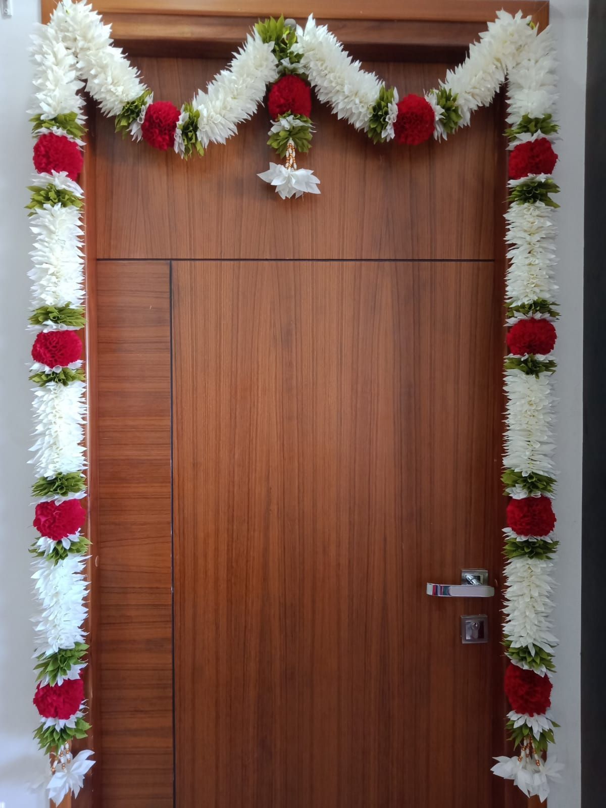 Sharu Space Door toran, red & White